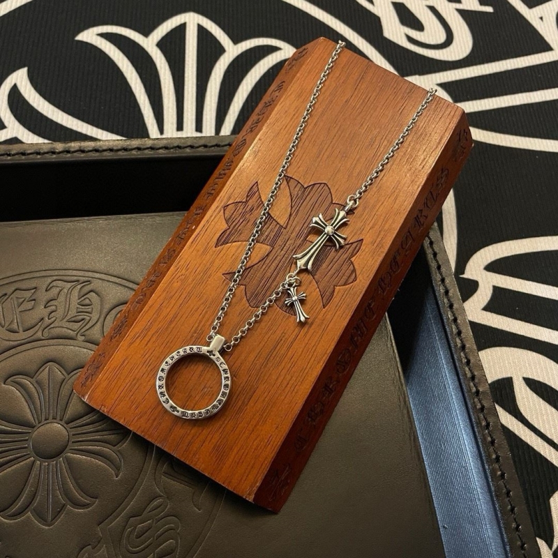 Ch*0me He**ts necklaces